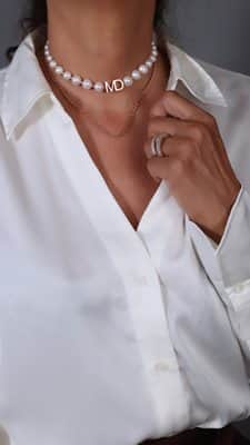 שרשרת פנינים עם אותיות מזהב