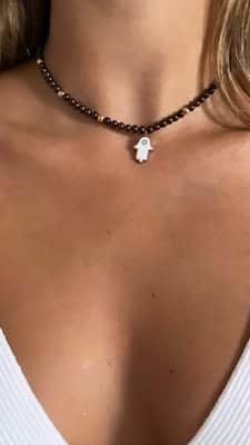 שרשרת פנינים חומות עם חמסה וחרוזים מזהב