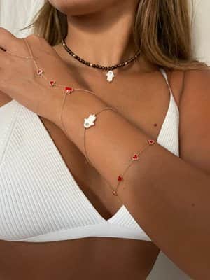 שרשרת פנינים חומות עם חמסה וחרוזים מזהב