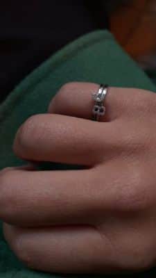 טבעת אות משובצת יהלומים