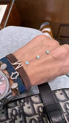 צמיד מתכת אל חלד עם אות גדולה משובצת יהלומים