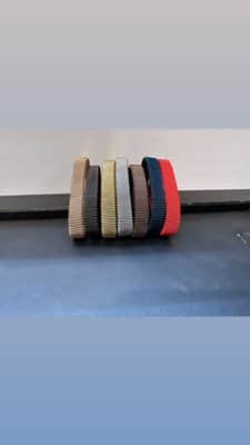 צמיד מתכת אל חלד עם אות גדולה משובצת יהלומים