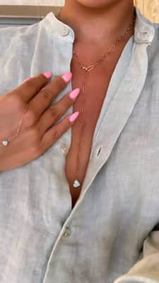 שרשרת סיכות בסגנון עניבה עם לב אמייל בקצה