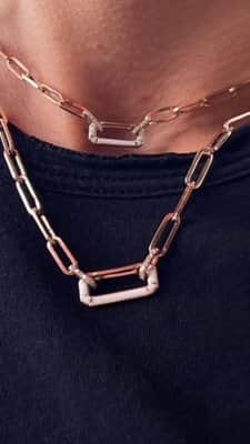 שרשרת חוליות עם אטב קטן משובץ יהלומים ואמייל