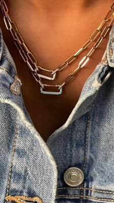 שרשרת חוליות עם אטב משובץ יהלומים ואמייל לבן