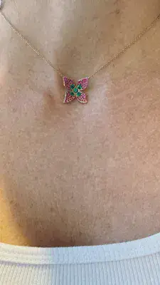 שרשרת מליז Meliz's flower - פרח משובץ אמרלדים וספירים ורודים