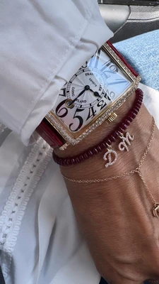 צמיד חרוזי רובי טבעי עם אות משובצת וסגירת מקרמה