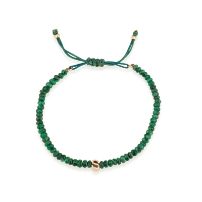 צמיד חרוזי אמרלד טבעי עם אות משובצת וסגירת מקרמה
