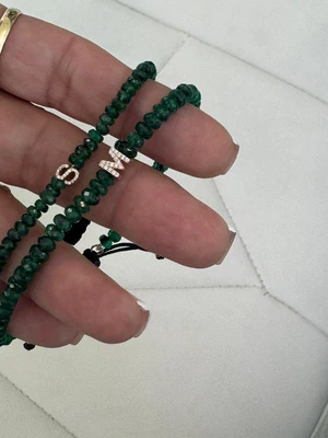 צמיד חרוזי אמרלד טבעי עם אות משובצת וסגירת מקרמה