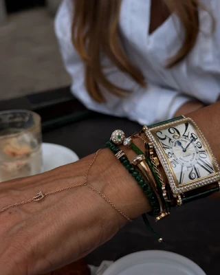 צמיד חרוזי אמרלד טבעי עם אות משובצת וסגירת מקרמה