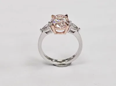 טבעת יהלום מעבדה ורוד בחיתוך אובל