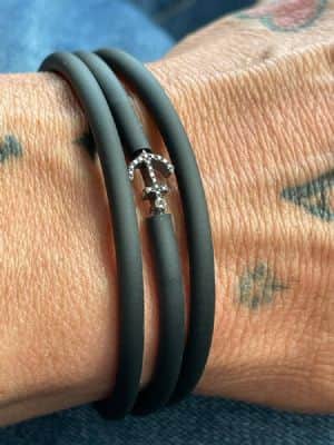 עוגן משובץ יהלומים שחורים לגבר