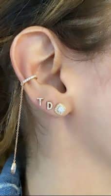 עגיל אות משובץ