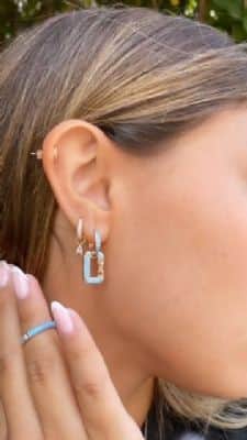 עגיל חישוק משובץ יהלומים עם אות משובצת